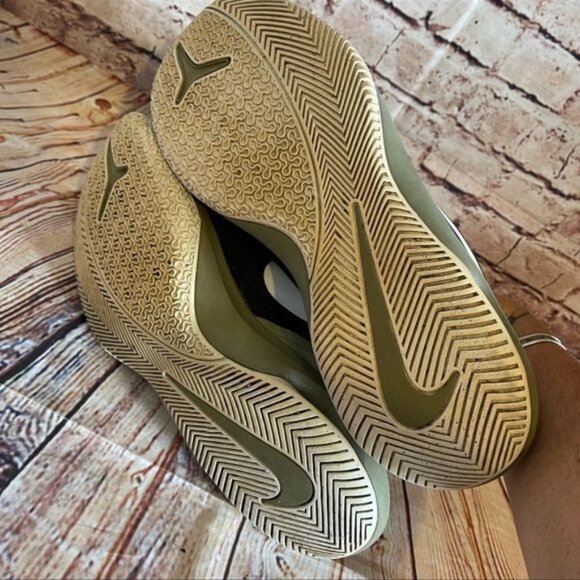 Nike Air Versatile Basketball Shoe Black/Trooper Sz 1O (852431-005) - Picture 7 of 7